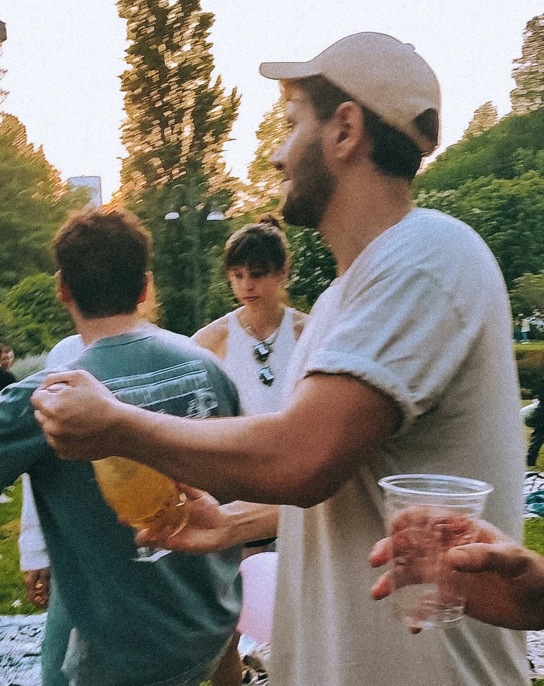 Ospiti con un drink durante un evento all'aperto