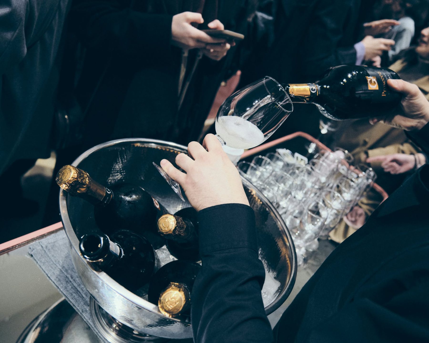 Bottiglie di prosecco in ghiaccio e calici pronti per il brindisi