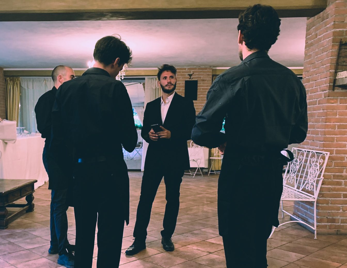 Mattia Di Bello durante il briefing con lo staff prima di un evento
