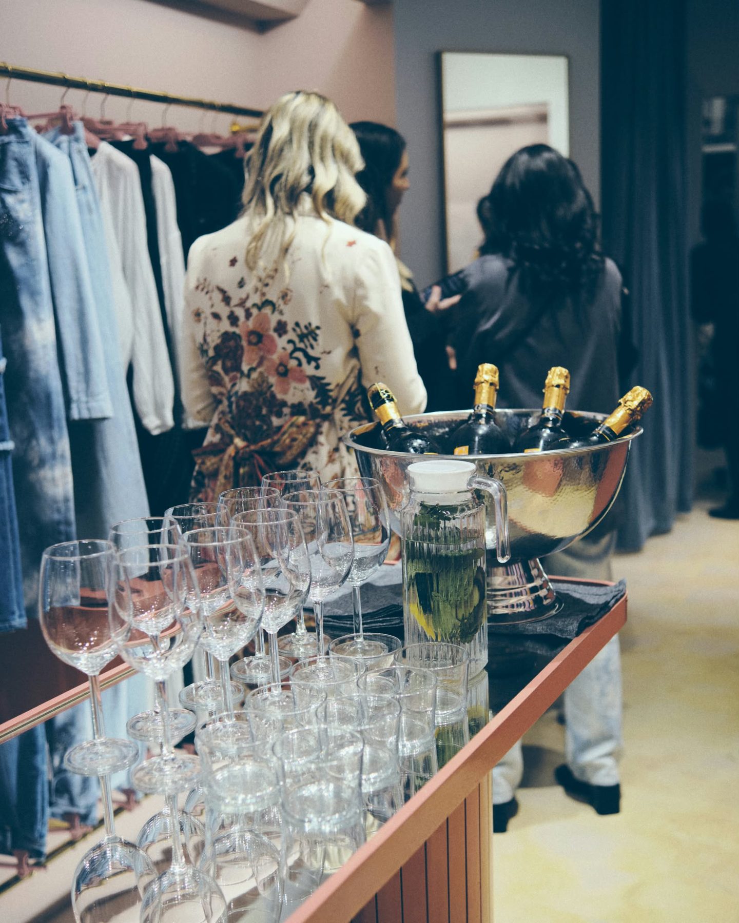 Angolo bar con calici e bollicine in una boutique durante un evento moda