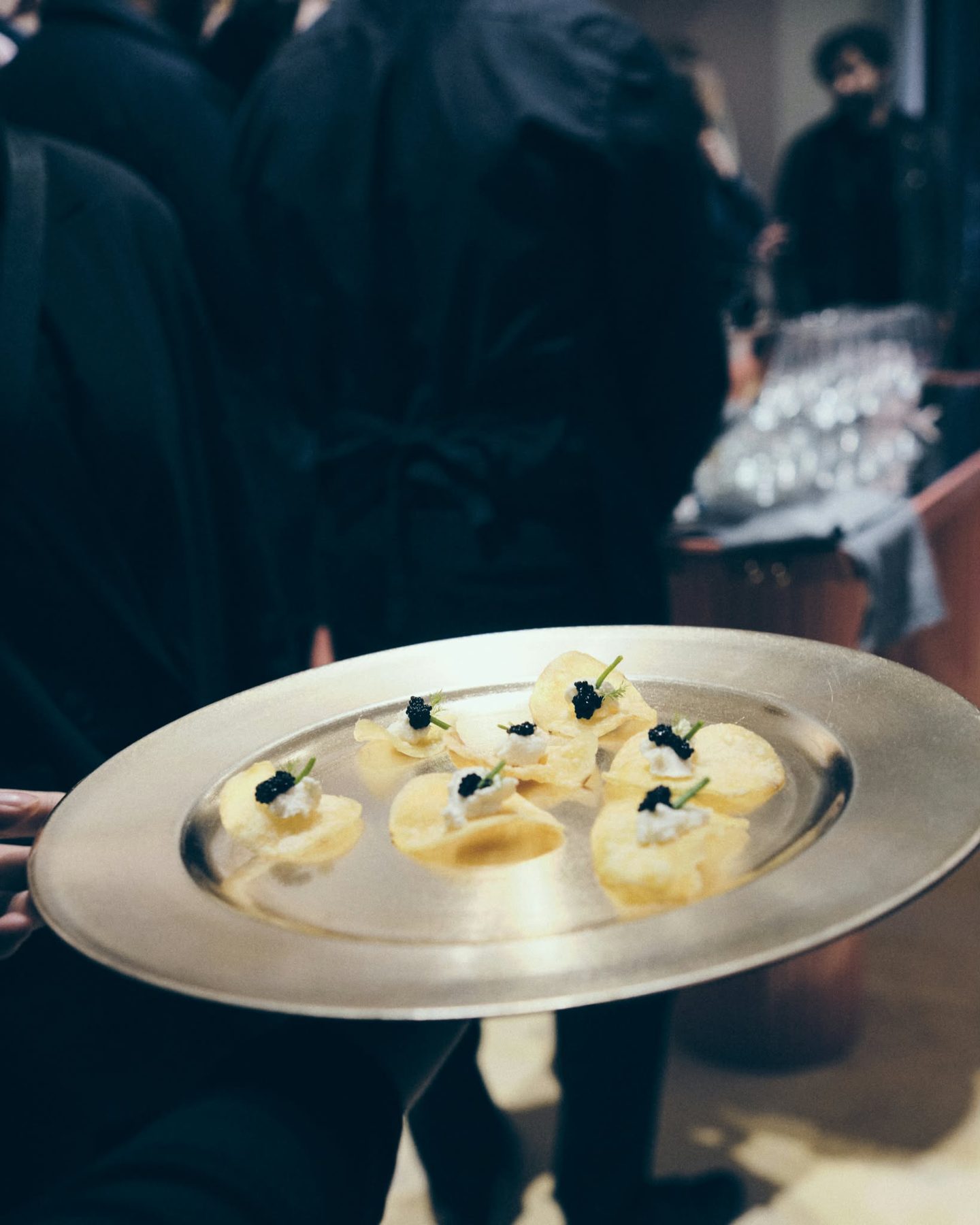 Chips con crema di formaggio e caviale, finger food per eventi