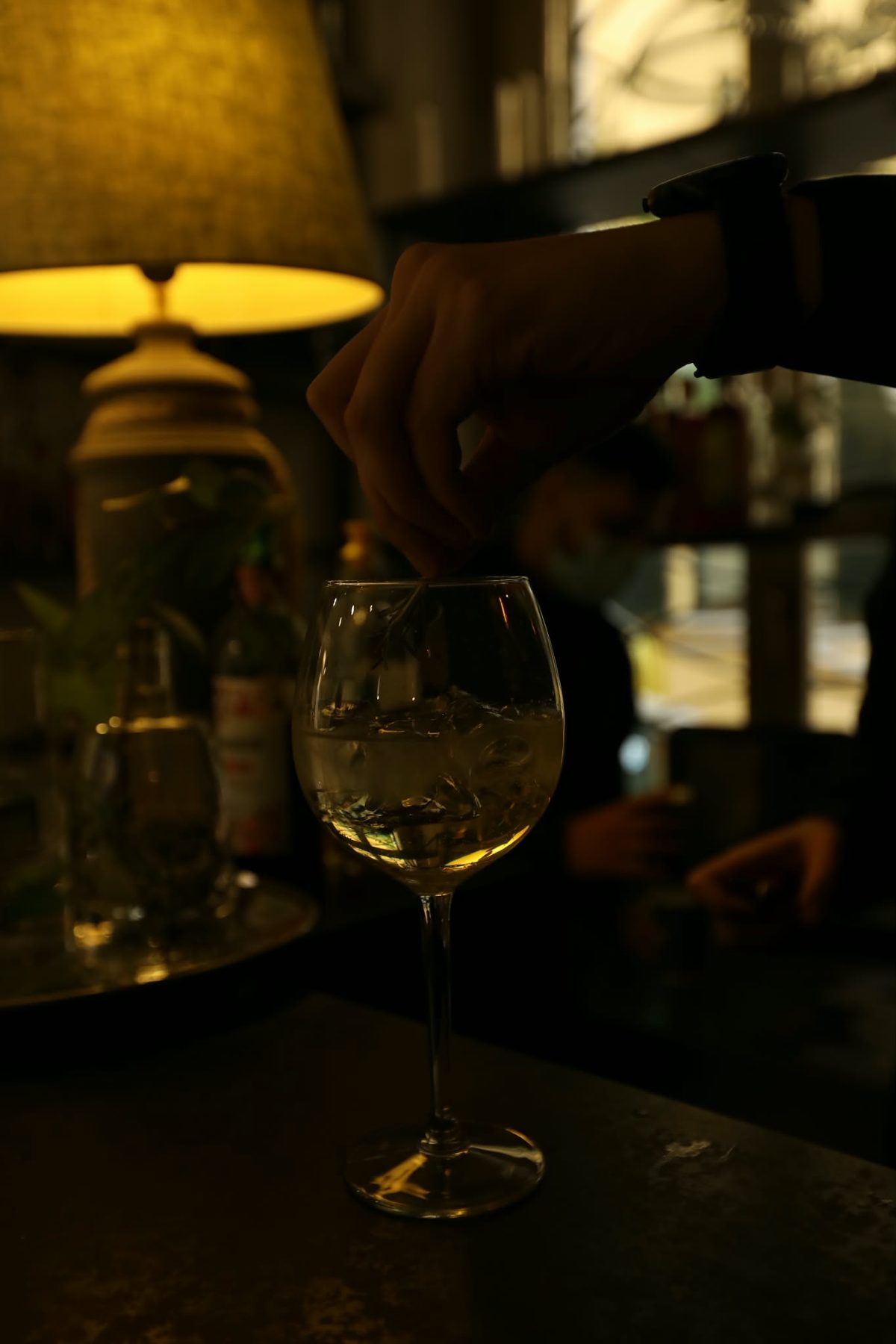 Cocktail guarnito con rosmarino, servizio di mixology per eventi