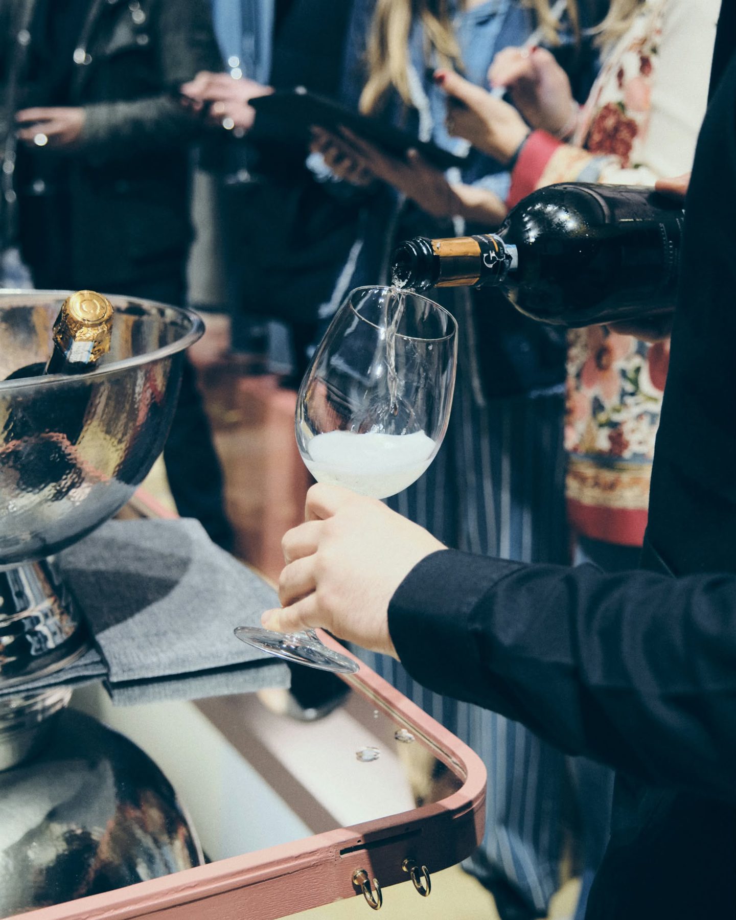 Servizio di prosecco al calice durante un evento in boutique