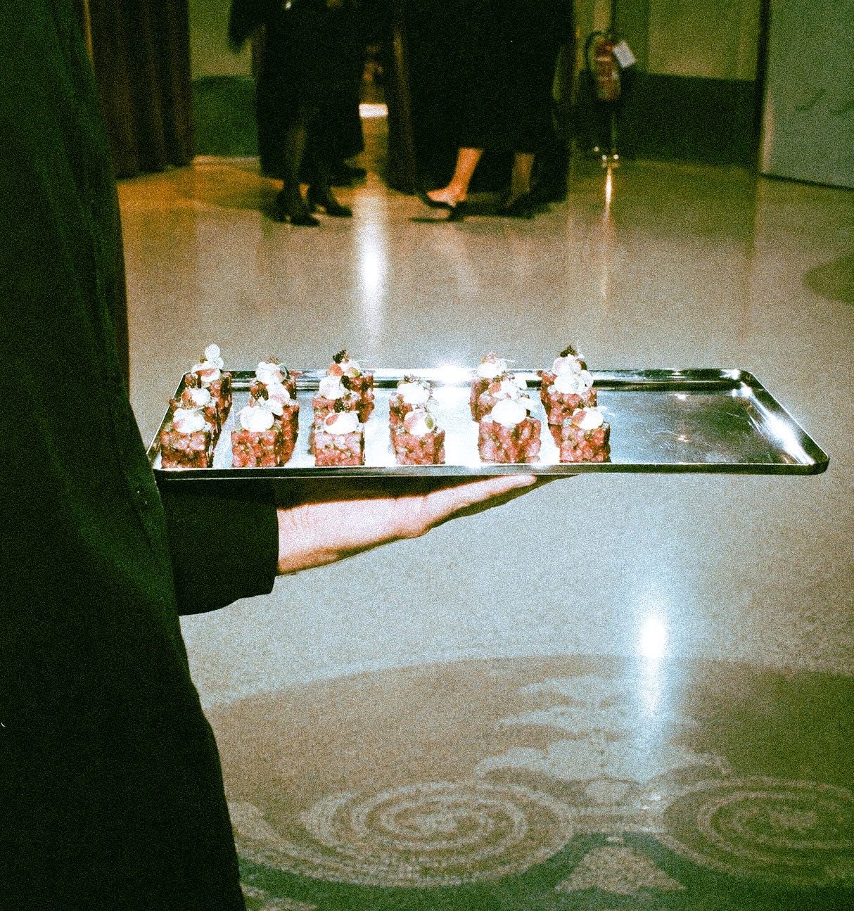 Finger food servito al vassoio durante un evento di Might Be Events